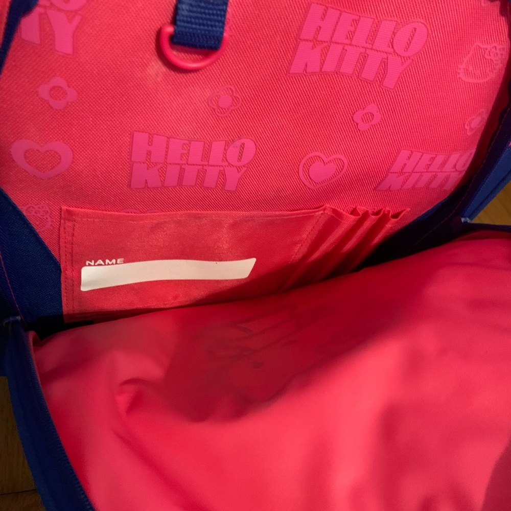 Hello Kitty Sanrio rolling luggage bag. So cute! Some wear on edges and bottom - Picture 3 of 12